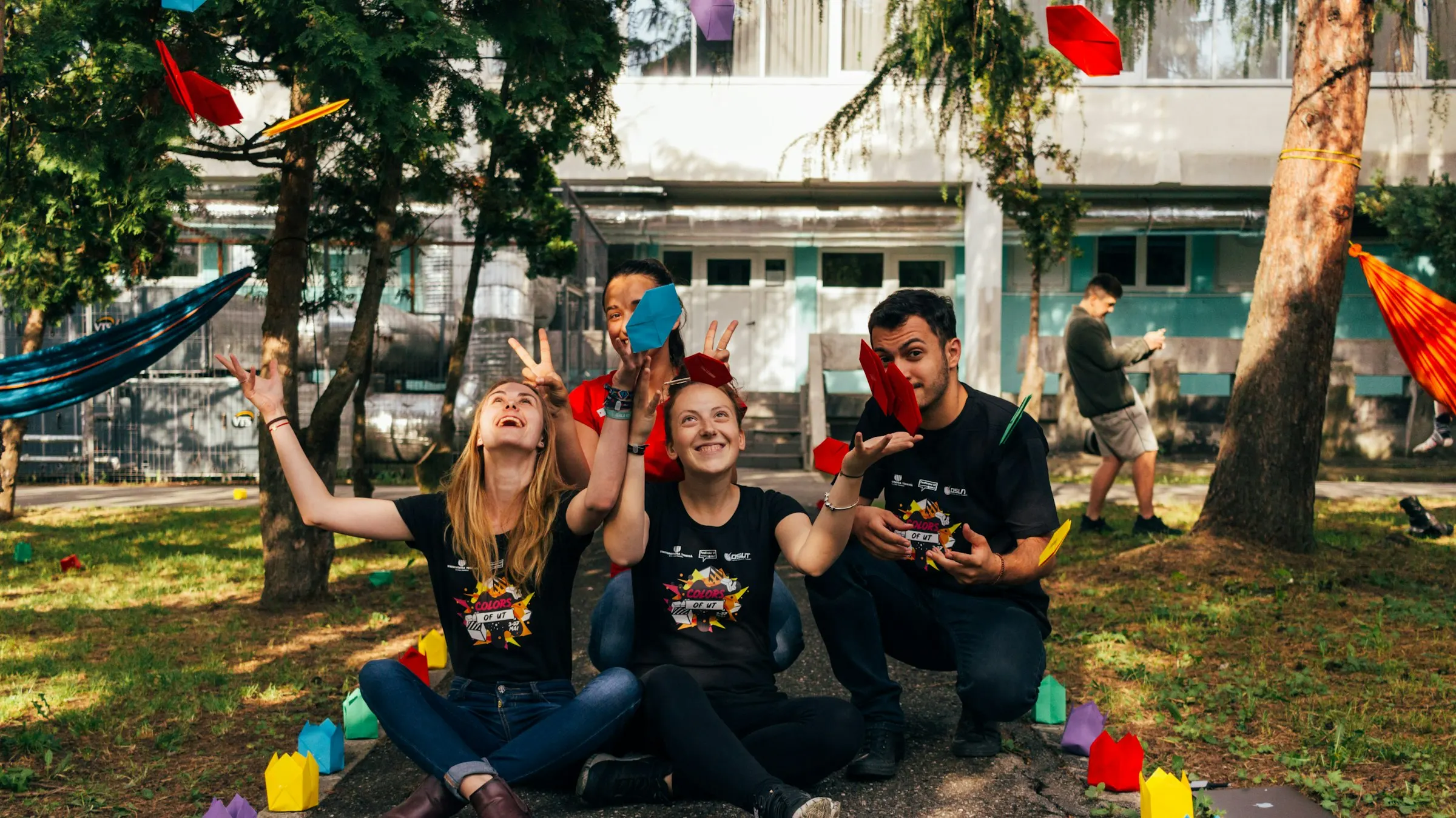 Pessoas com camisetas iguais comemoram juntas em um parque, durante um evento ao ar livre.
